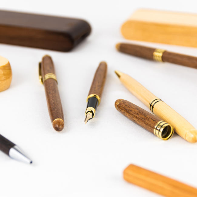 V pisarni že diši po cimetu, vi pa še nimate poslovnih daril? Naj vam pomagamo!