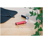 Obesek za ključe z odpiračem in svetilko